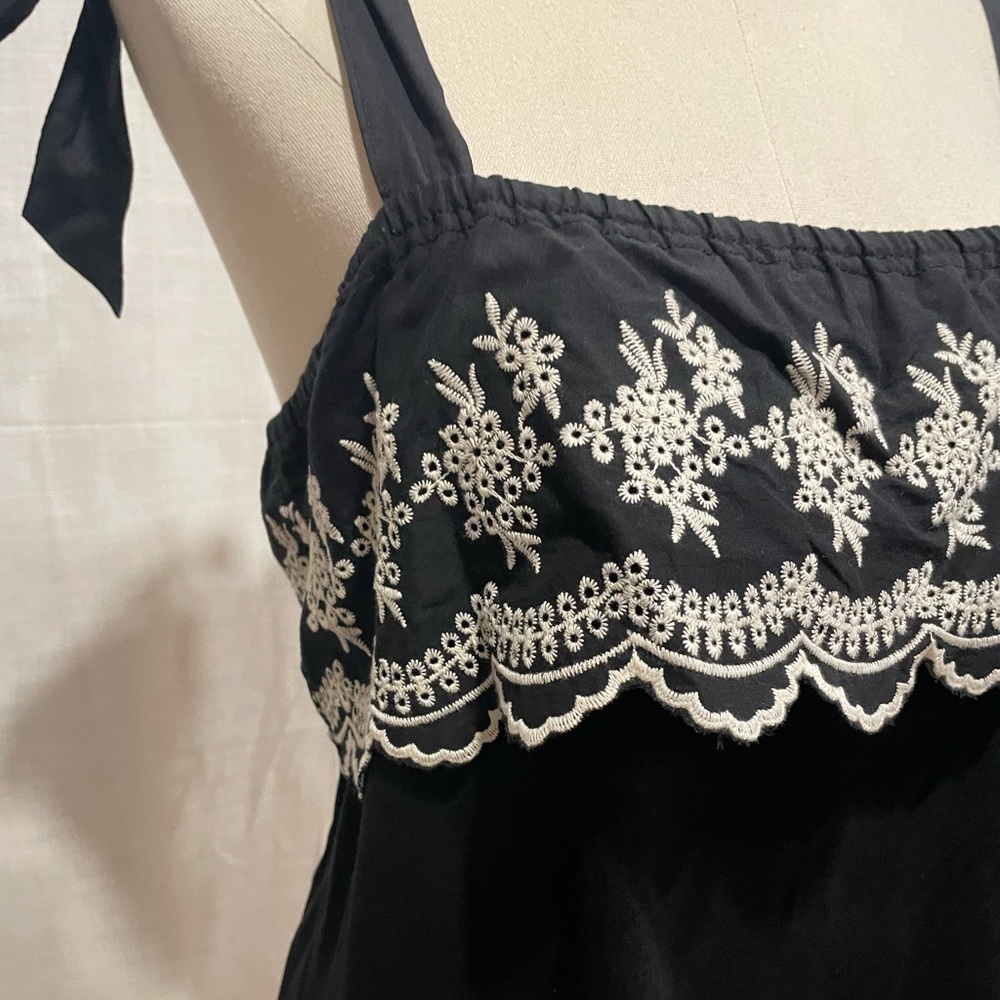 Reath & Wren embroidered top. Tie straps. - Picture 5 of 8